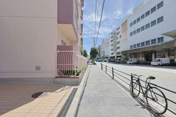 敷地の南西側前面道路（北西側から）