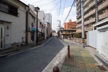 敷地南側の前面道路（東側から）