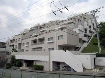 ロイヤルヒルズ箕面A棟の外観