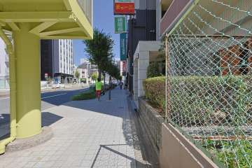 敷地北側の前面道路（西側から）