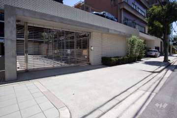 駐車場の出入口（リングシャッター付き）