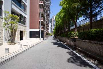 建物南東側の前面道路(西側から)