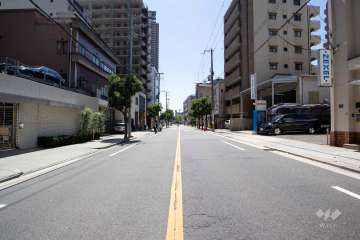 敷地北西側の前面道路(北東側から)