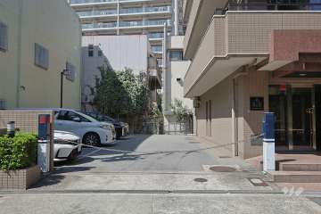 駐車場出入り口（ロボットゲート付き）