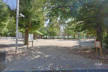 エントランス前に『鷺洲上公園』があります。