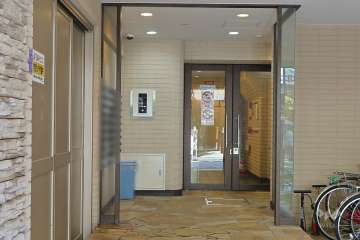 エントランスはオートロック付きです。