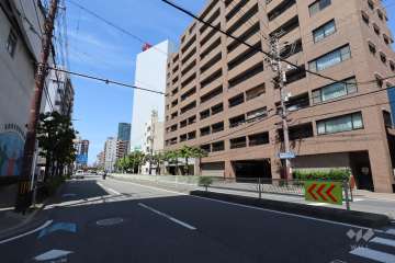 敷地西側の前面道路（南側から）。片道2車線のあみだ池筋です。