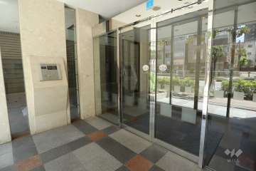 エントランスはオートロック付きです。