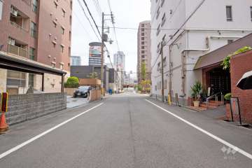 敷地.東側の前面道路（北側から）