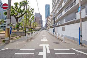 敷地南側の前面道路（東側から）