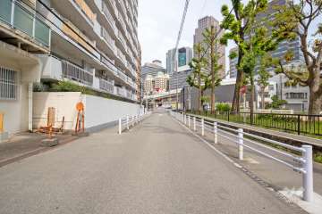 敷地南側の前面道路（西側から）