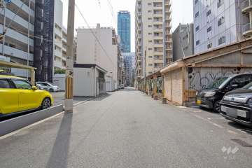敷地北側の前面道路（西側から）