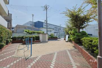 敷地西側に隣接する公園