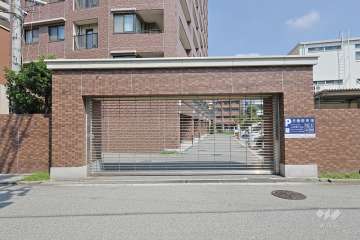 駐車場の出入り口（ロボットゲート付き）