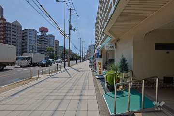 敷地の南側前面道路（東側から）