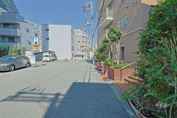 敷地の北西側前面道路（南西側から）