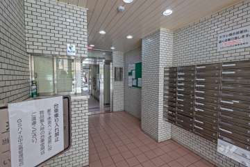 エントランスはオートロック付きです。