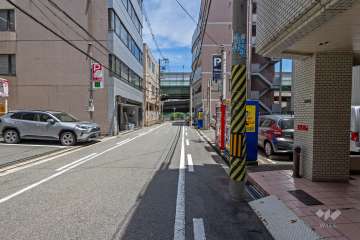 敷地の北側前面道路は新門筋です（西側から）。