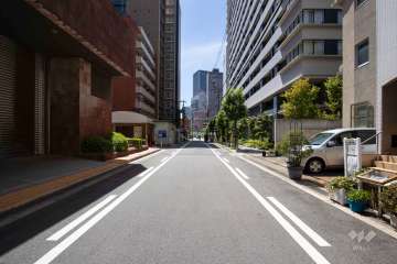 敷地南東側の前面道路（北東側から）
