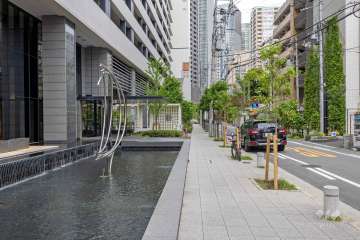 敷地南側の前面道路（西側から）