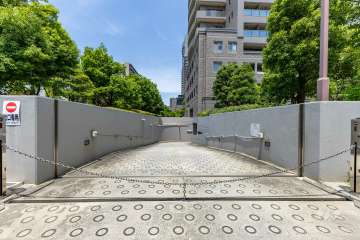 駐車場の出入り口（リングシャッター付き）