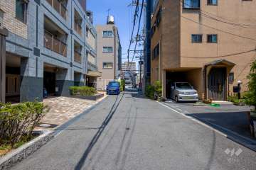 敷地の南側前面道路（西側から）