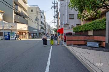 敷地東側の前面道路（北側から）