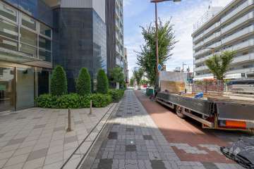 敷地の北側前面道路（東側から）