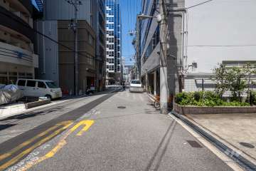 敷地の南側前面道路（東側から）