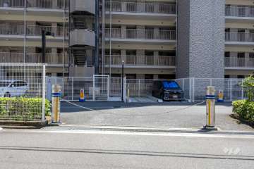 駐車場の出入り口（ロボットゲート付き）