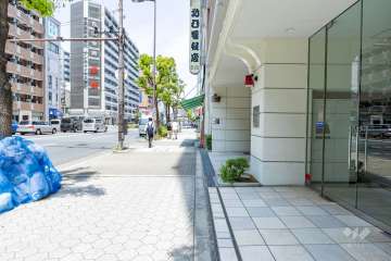 敷地西側の前面道路（南側から）