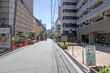 敷地南側の前面道路（東側から）