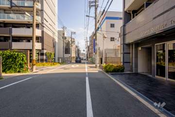 敷地東側の前面道路（北側から）