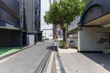 敷地南西側の前面道路（南東側から）