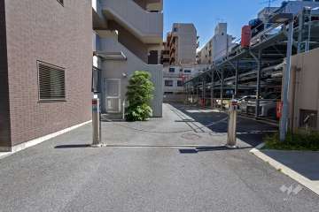 駐車場の出入り口（ロボットゲート付き）