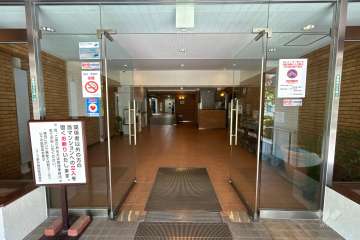 東側エントランス
