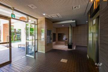 エントランスはオートロック付きです。