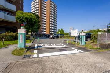 駐車場の出入り口（ロボットゲート付き）・敷地内駐車場（屋外平面式）