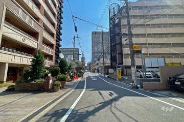 敷地西側の前面道路（北側から）