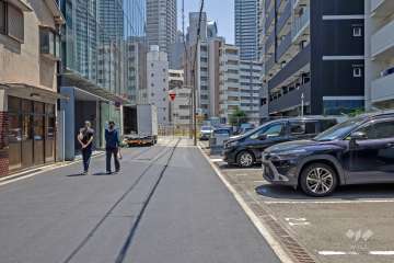敷地の東側前面道路（北側から）