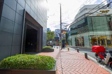 敷地の北西側前面道路（北東側から）