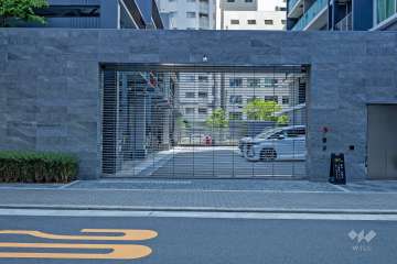 駐車場出入り口（ロボットゲート付き）