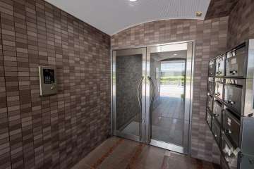 エントランスはオートロック付きです。