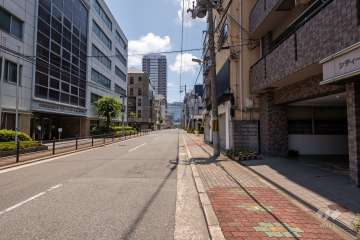 敷地東側の前面道路（北側から）