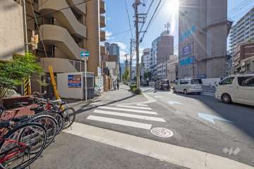 敷地北西側の前面道路（北東側から）