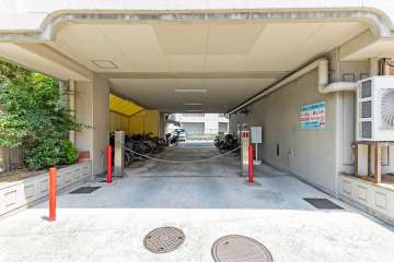 駐車場の出入り口（リングシャッター付き）
、駐輪場とバイク置場