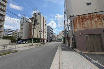 敷地東側の前面道路（北側から）
