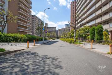 敷地南側の前面道路（東側から）
