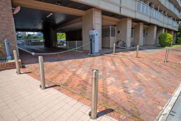 駐車場の出入口(ロボットゲート付き）