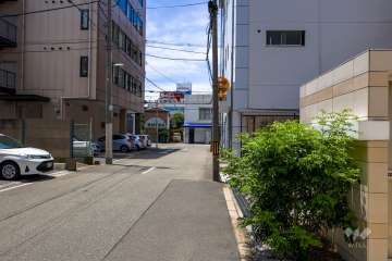 敷地南側の前面道路（東側から）